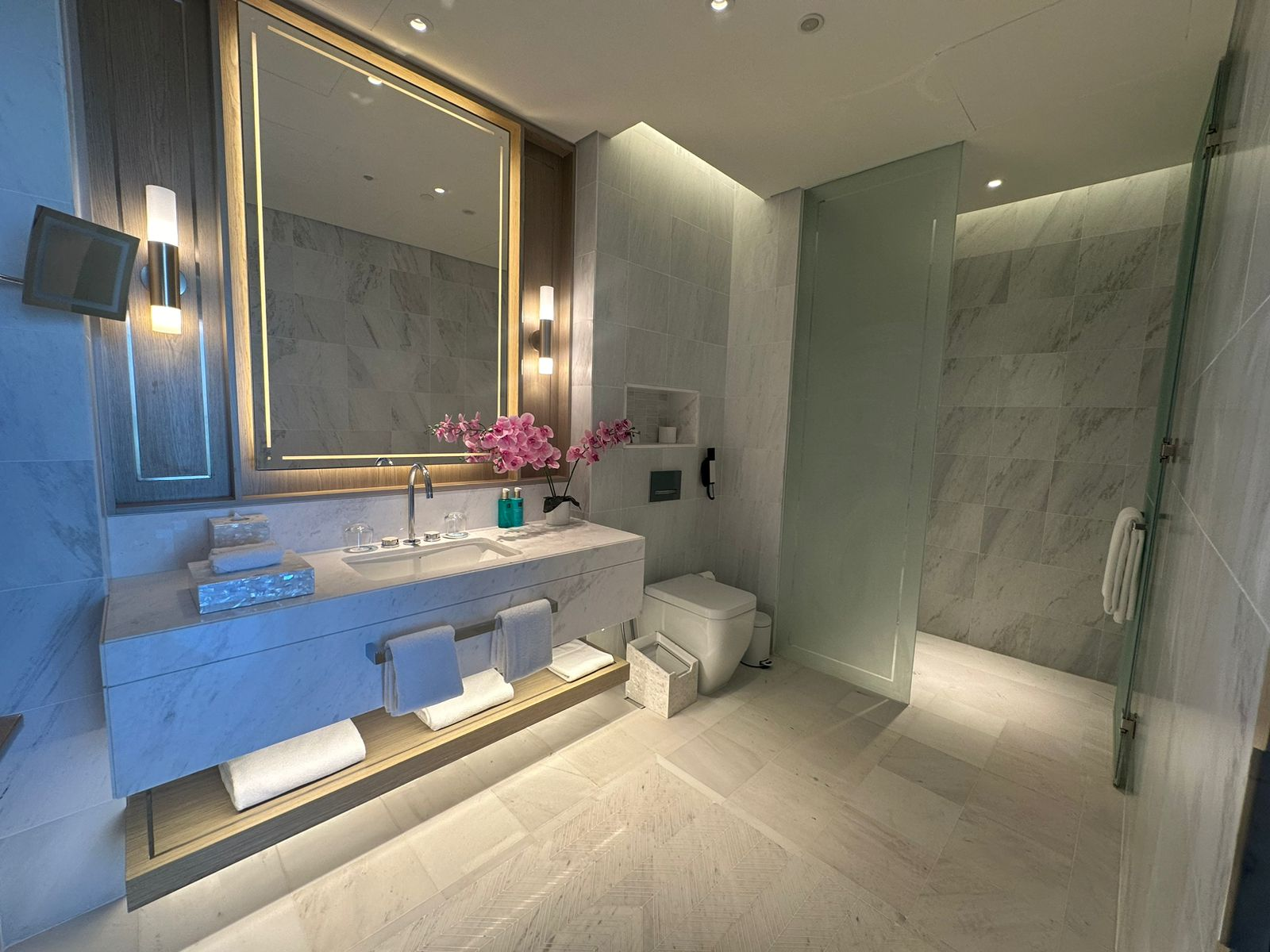 FIVE LUXE